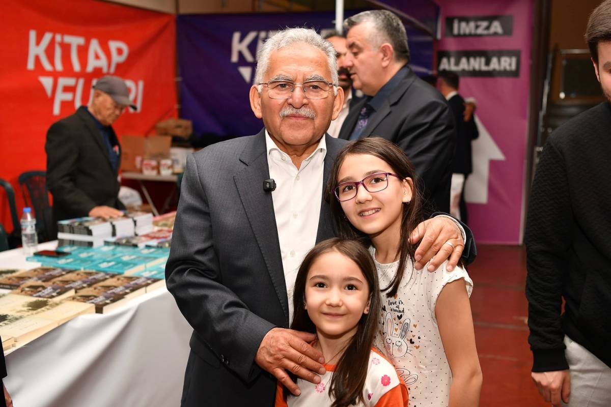 KİTAP FUARI’NDA BAŞKAN BÜYÜKKILIÇ’A SEVGİ SELİ
