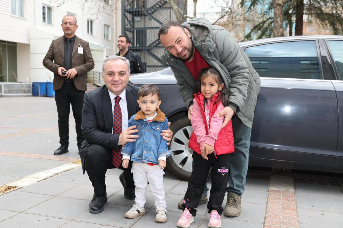 ALTUN’DAN TEDAVİ GÖREN ÇOCUKLARA 23 NİSAN ZİYARETİ