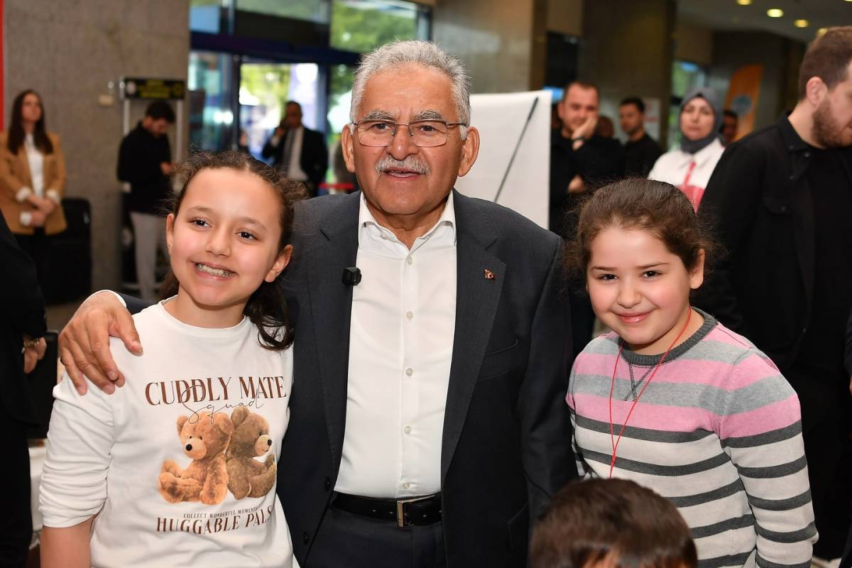 KİTAP FUARI’NDA BAŞKAN BÜYÜKKILIÇ’A SEVGİ SELİ