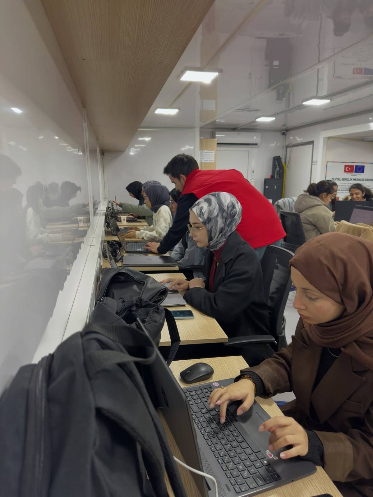 BÜYÜKŞEHİR’İN ‘MOBİL DİJİTAL MERKEZİ’ GENÇLERİ GELECEĞE TAŞIYOR