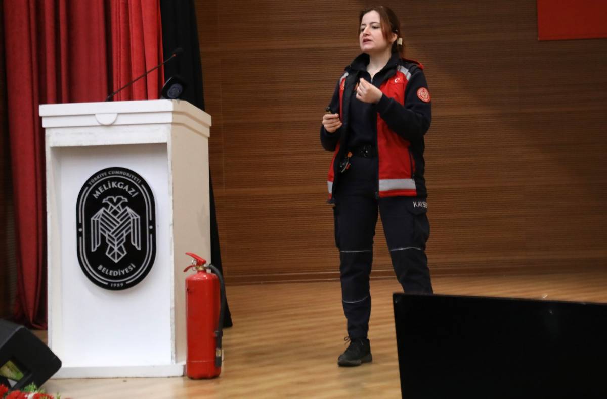 MELİKGAZİ PERSONELİ OLASI YANGINLARA KARŞI BİLGİLENDİRİLDİ