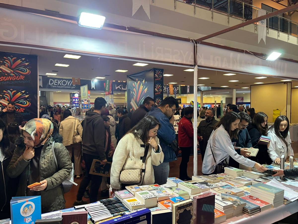 KİTAP FUARI’NDA YOĞUN İLGİNİN MERKEZİ OLDU