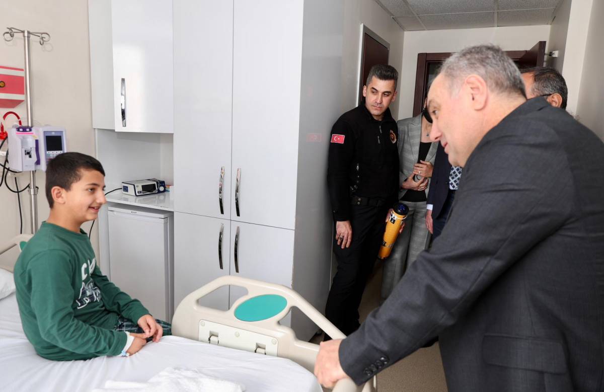 ALTUN’DAN TEDAVİ GÖREN ÇOCUKLARA 23 NİSAN ZİYARETİ