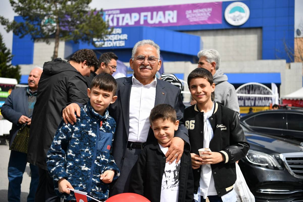 KİTAP FUARI’NDA BAŞKAN BÜYÜKKILIÇ’A SEVGİ SELİ