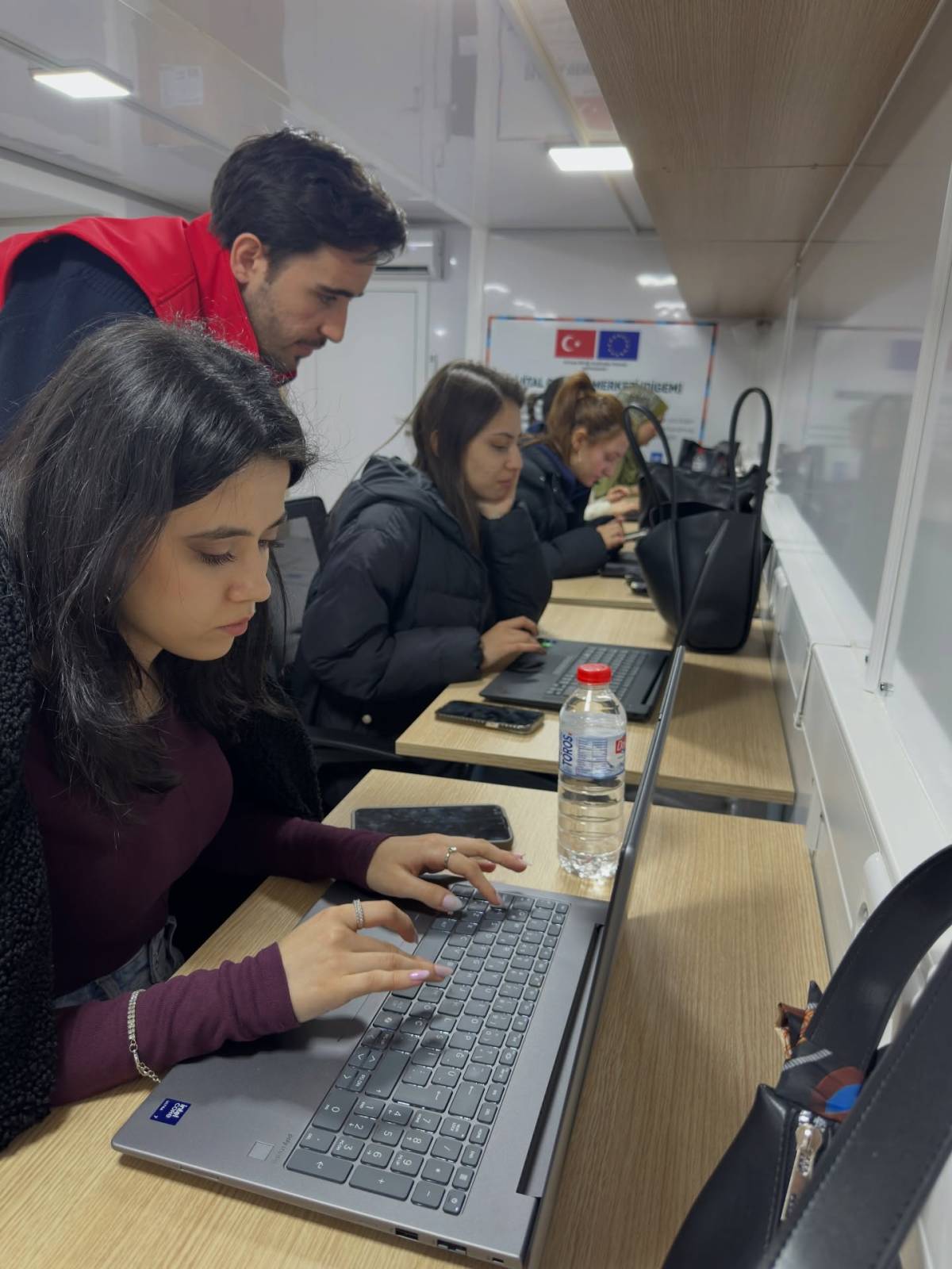 BÜYÜKŞEHİR’İN ‘MOBİL DİJİTAL MERKEZİ’ GENÇLERİ GELECEĞE TAŞIYOR