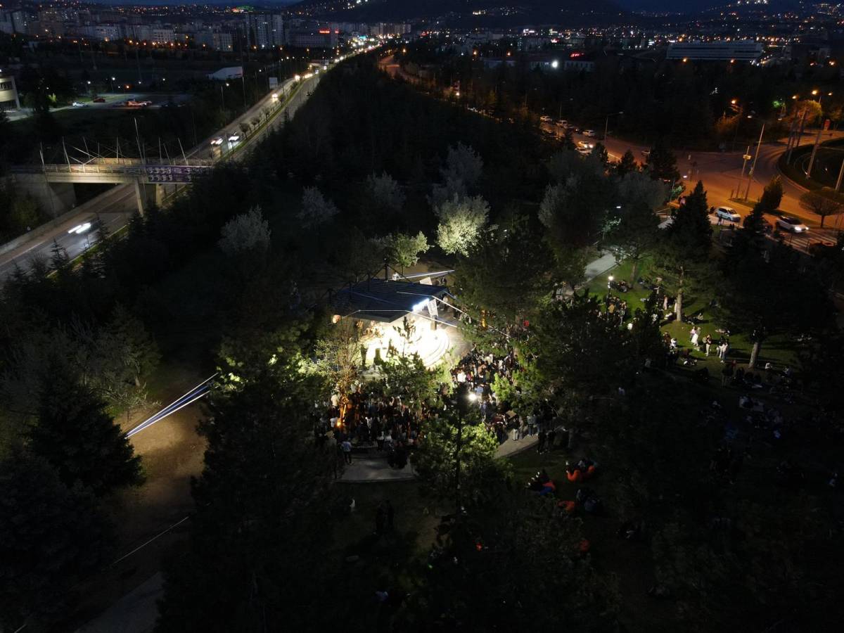 ERÜ SAHNE MUHTEŞEM KONSERLE AÇILDI