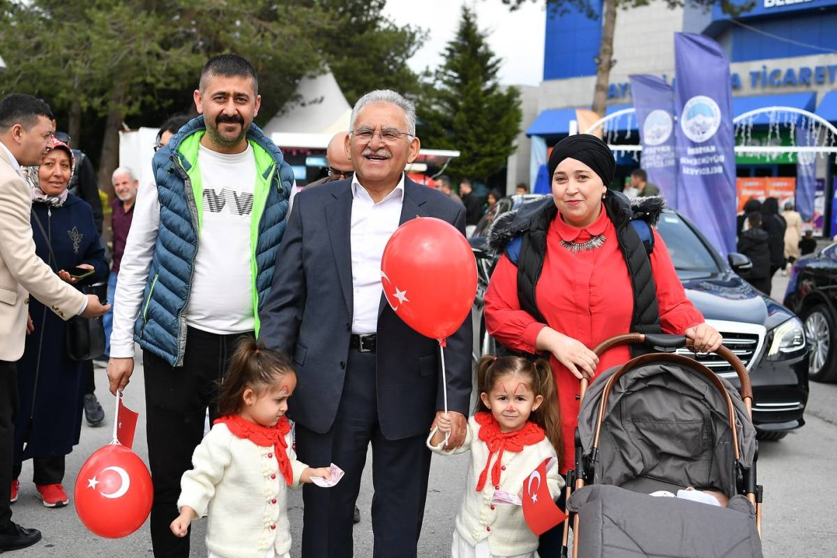 KİTAP FUARI’NDA BAŞKAN BÜYÜKKILIÇ’A SEVGİ SELİ