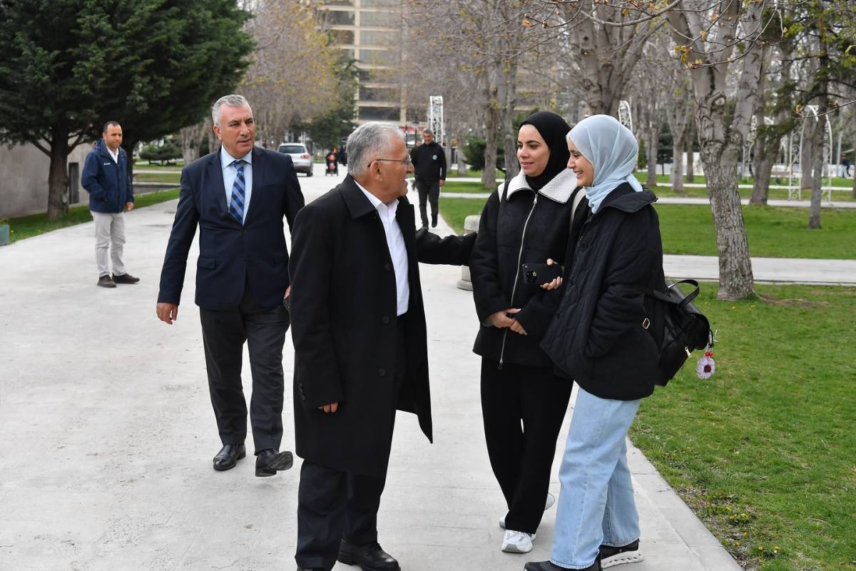 BAŞKAN BÜYÜKKILIÇ, MİMARSİNAN PARKI’NDA VATANDAŞLAR VE ÖĞRENCİLERLE BİR ARAYA GELDİ