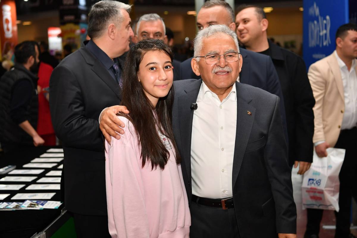 KİTAP FUARI’NDA BAŞKAN BÜYÜKKILIÇ’A SEVGİ SELİ