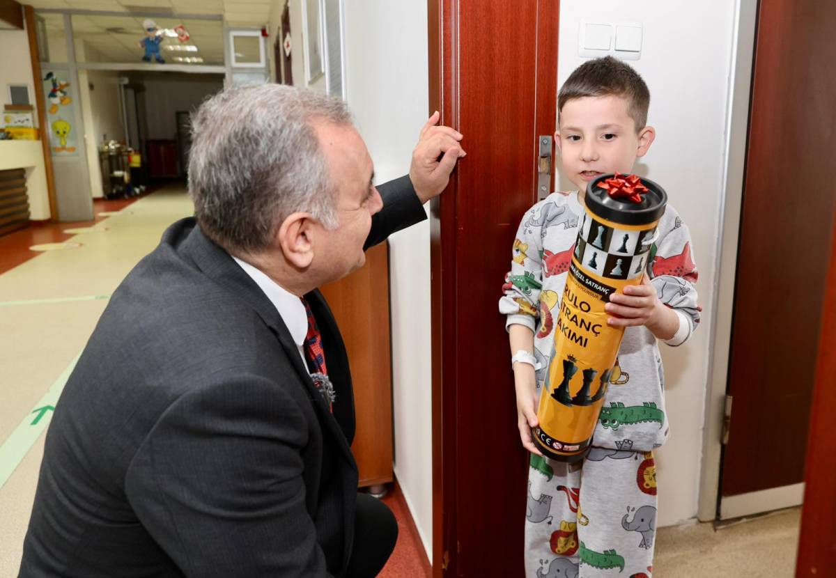 ALTUN’DAN TEDAVİ GÖREN ÇOCUKLARA 23 NİSAN ZİYARETİ