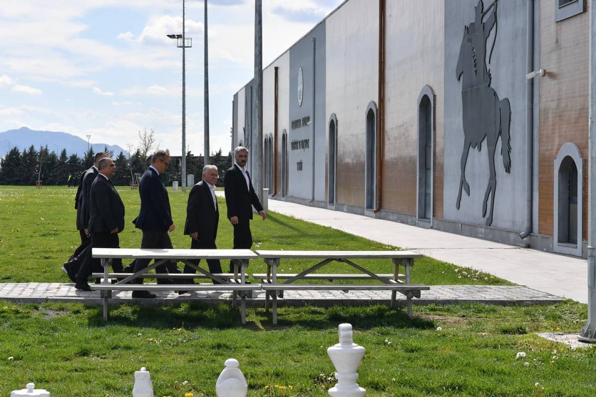 BAŞKAN BÜYÜKKILIÇ, BİNİCİLİKTE FEDERE STATÜYE KAVUŞAN TESİSİ YERİNDE İNCELEDİ