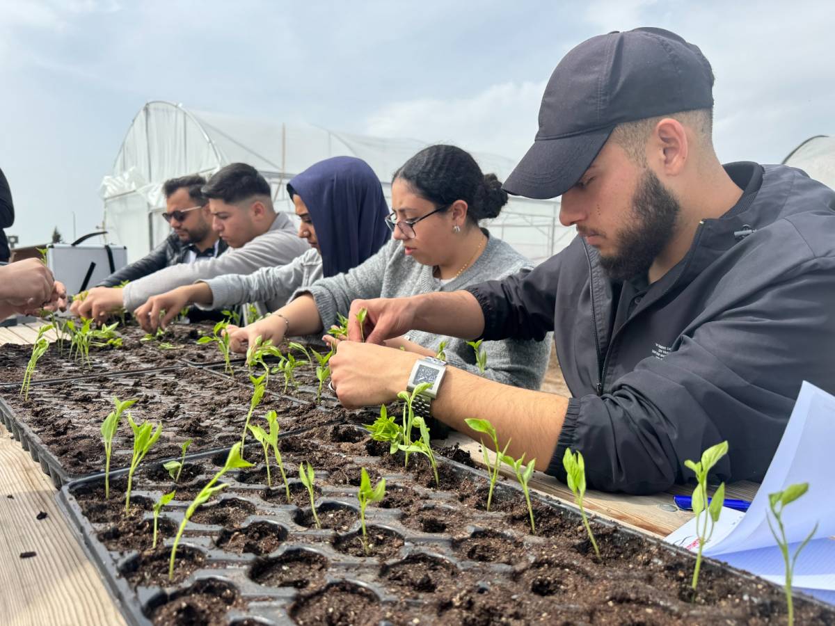 ÜNİVERSİTE ÖĞRENCİLERİNE UYGULAMALI ORGANİK TARIM EĞİTİMİ