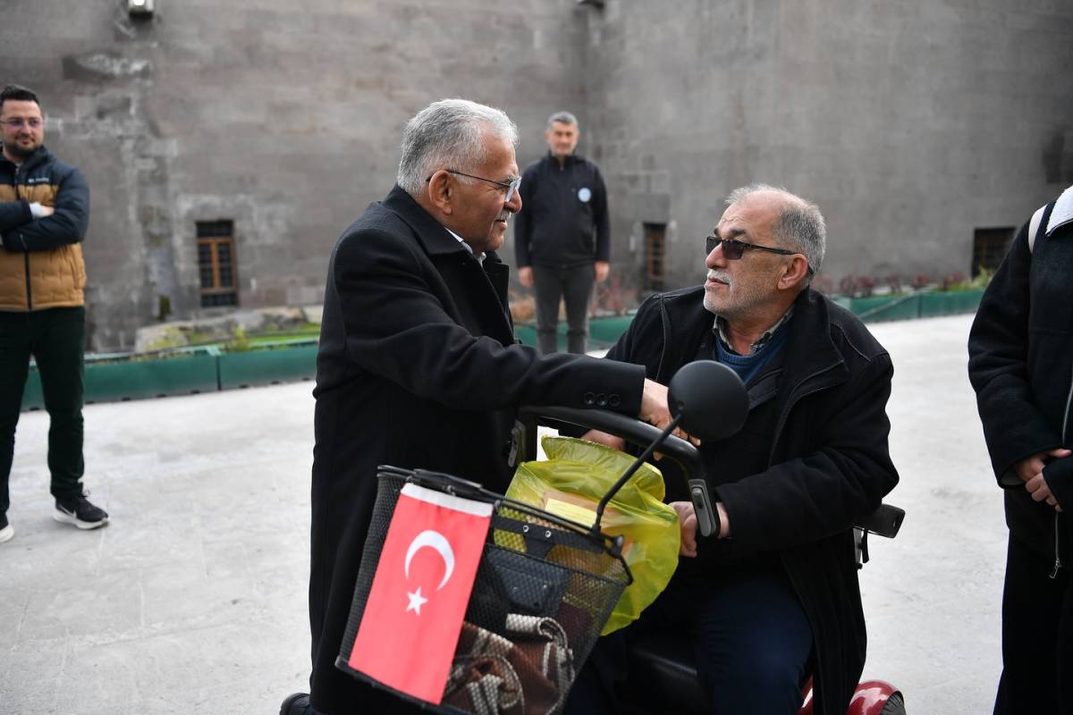 BAŞKAN BÜYÜKKILIÇ, MİMARSİNAN PARKI’NDA VATANDAŞLAR VE ÖĞRENCİLERLE BİR ARAYA GELDİ