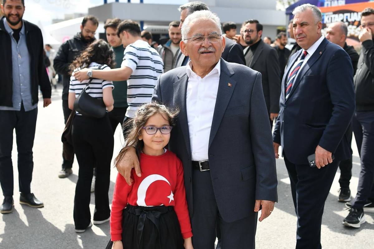 KİTAP FUARI’NDA BAŞKAN BÜYÜKKILIÇ’A SEVGİ SELİ