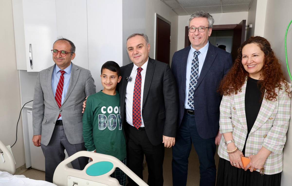 ALTUN’DAN TEDAVİ GÖREN ÇOCUKLARA 23 NİSAN ZİYARETİ