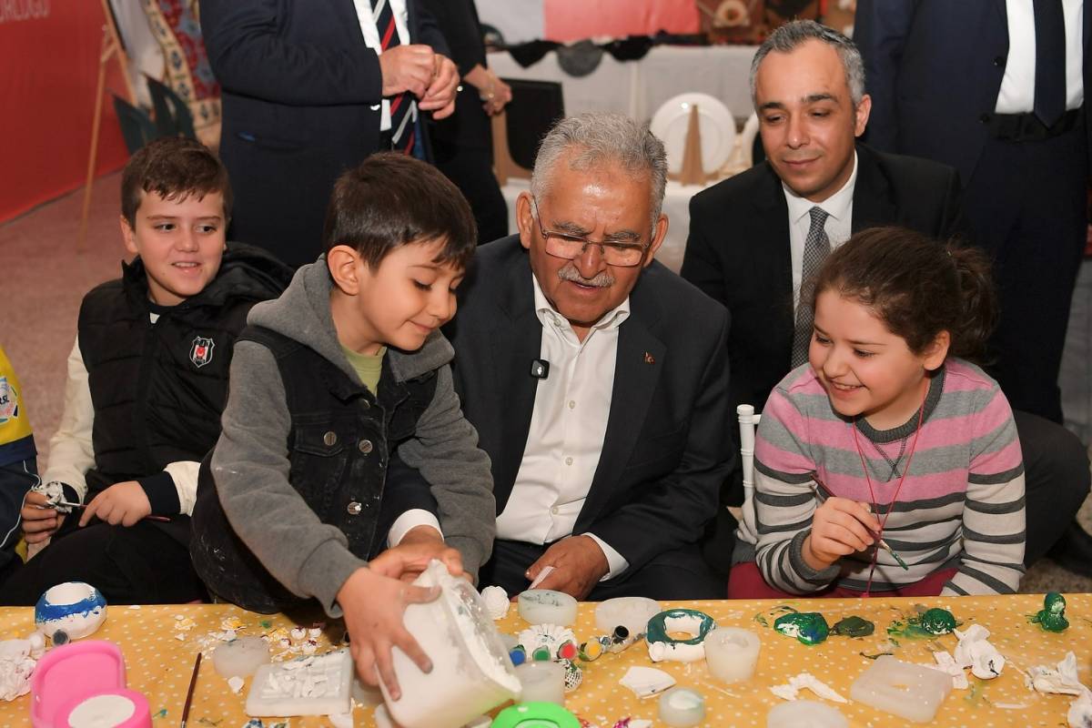 KİTAP FUARI’NDA BAŞKAN BÜYÜKKILIÇ’A SEVGİ SELİ