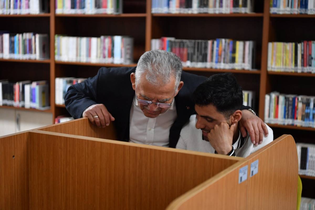 BAŞKAN BÜYÜKKILIÇ, MİMARSİNAN PARKI’NDA VATANDAŞLAR VE ÖĞRENCİLERLE BİR ARAYA GELDİ