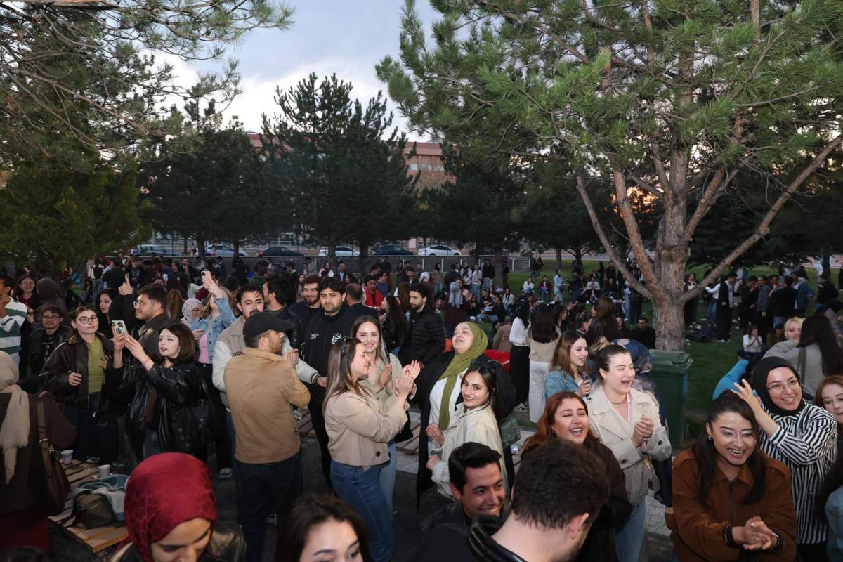 ERÜ SAHNE MUHTEŞEM KONSERLE AÇILDI