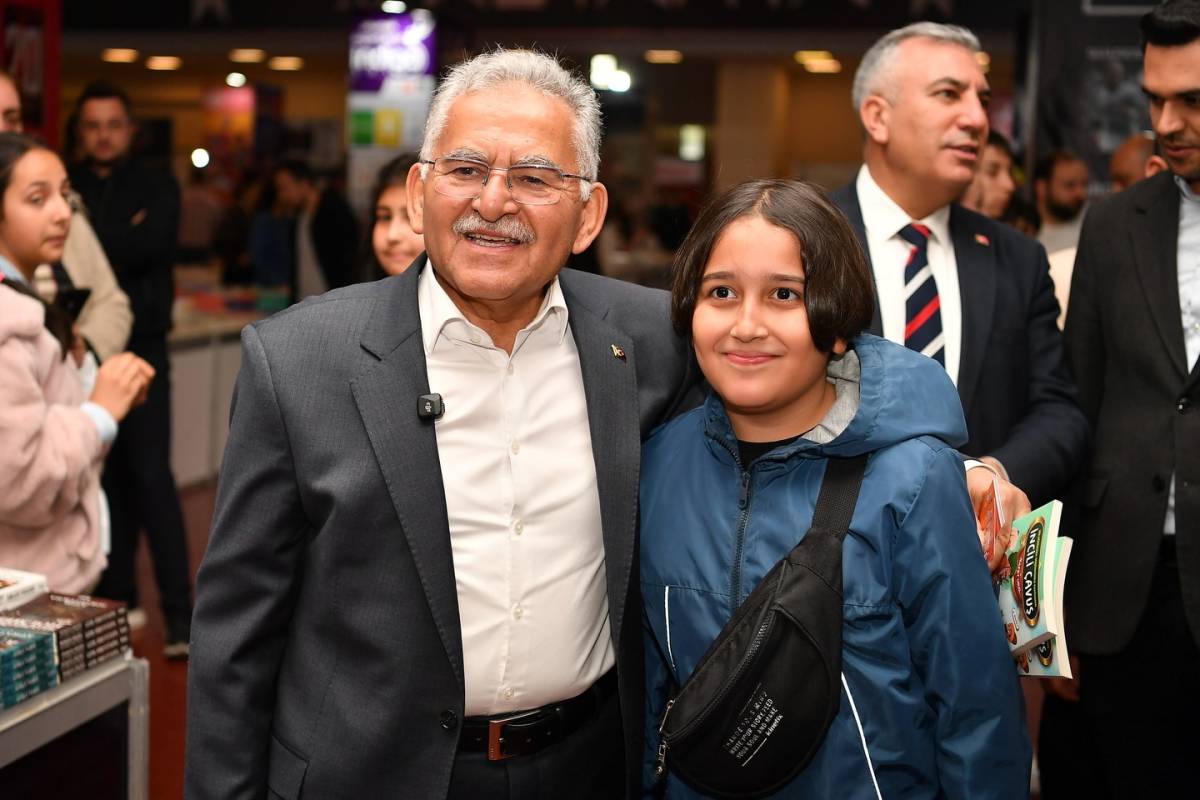 KİTAP FUARI’NDA BAŞKAN BÜYÜKKILIÇ’A SEVGİ SELİ