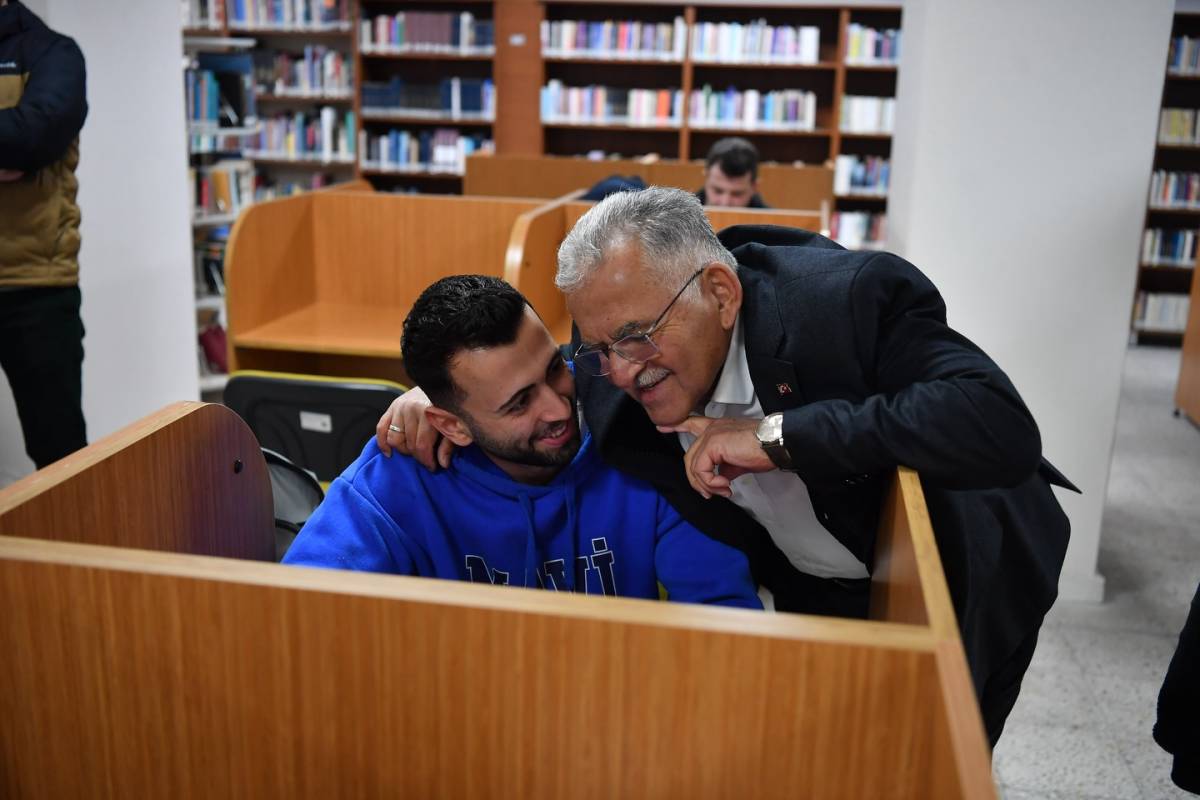 BAŞKAN BÜYÜKKILIÇ, MİMARSİNAN PARKI’NDA VATANDAŞLAR VE ÖĞRENCİLERLE BİR ARAYA GELDİ