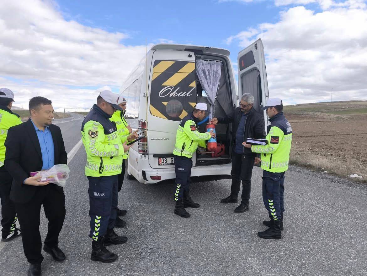 TOMARZA'DA SERVİS ŞOFÖRLERİNE GÜVENLİK VE TRAFİK EĞİTİMİ VERİLDİ