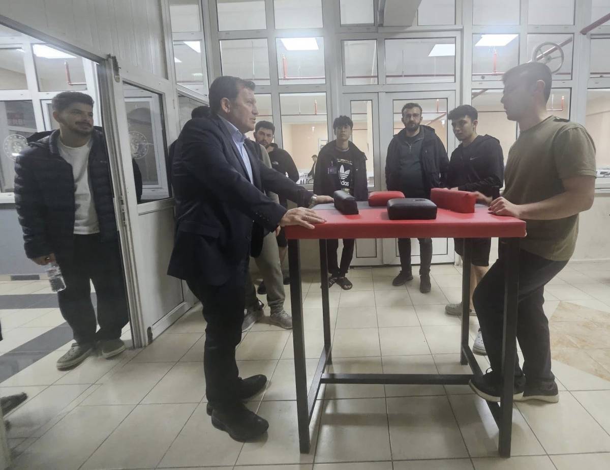 KABAKCI; ÖĞRENCİLERLE BİLEK GÜREŞİ YAPTI