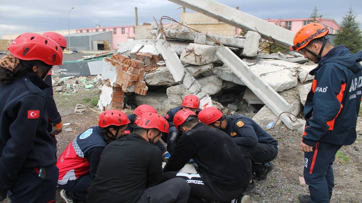 ÜNİVERSİTE ÖĞRENCİLERİ, KIBRIS'TA YAPILACAK ARAMA KURTARMA OYUNLARI'NA HAZIRLANIYOR