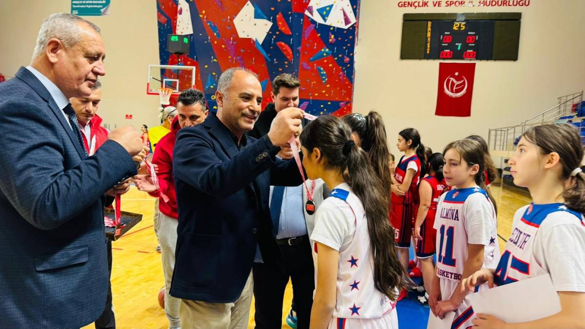 KÜÇÜKLER BASKETBOL GRUP MÜSABAKALARI SONA ERDİ