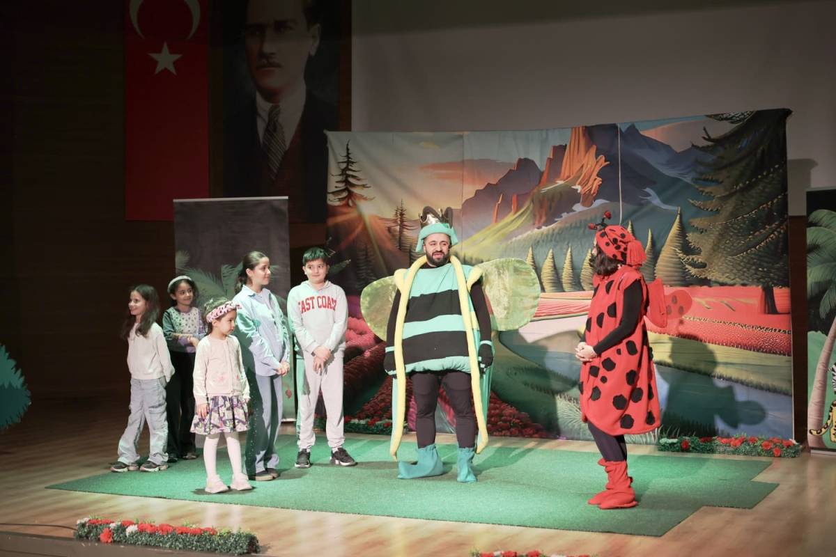 'ORMANLAR KRALI AĞUSTOS BÖCEĞİ' OYUNU ÇOCUKLARLA BULUŞTU