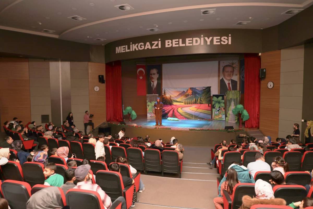 'ORMANLAR KRALI AĞUSTOS BÖCEĞİ' OYUNU ÇOCUKLARLA BULUŞTU