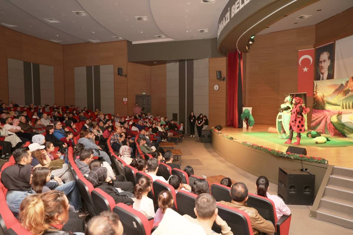 'ORMANLAR KRALI AĞUSTOS BÖCEĞİ' OYUNU ÇOCUKLARLA BULUŞTU