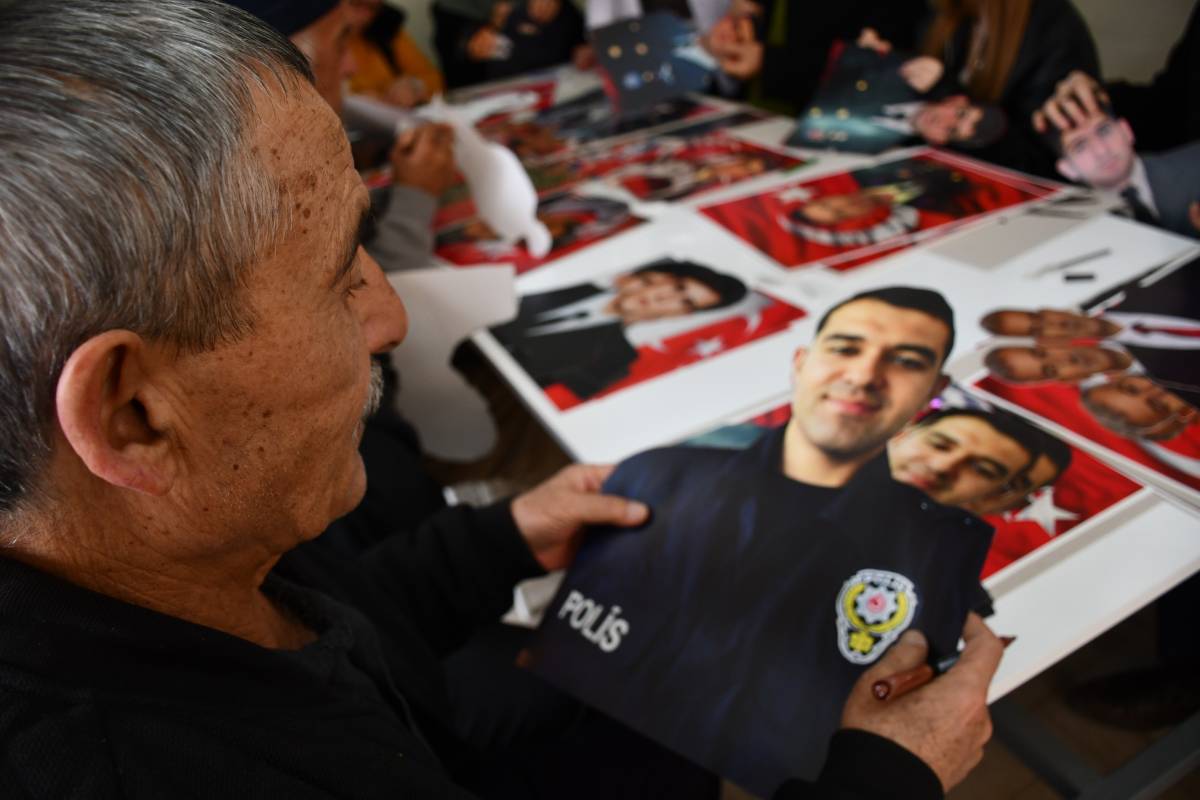 ŞEHİT EVLATLARINI, EŞLERİNİN HATIRALARINI 3 BOYUTLU RÖLYEFLERDE YAŞATIYORLAR