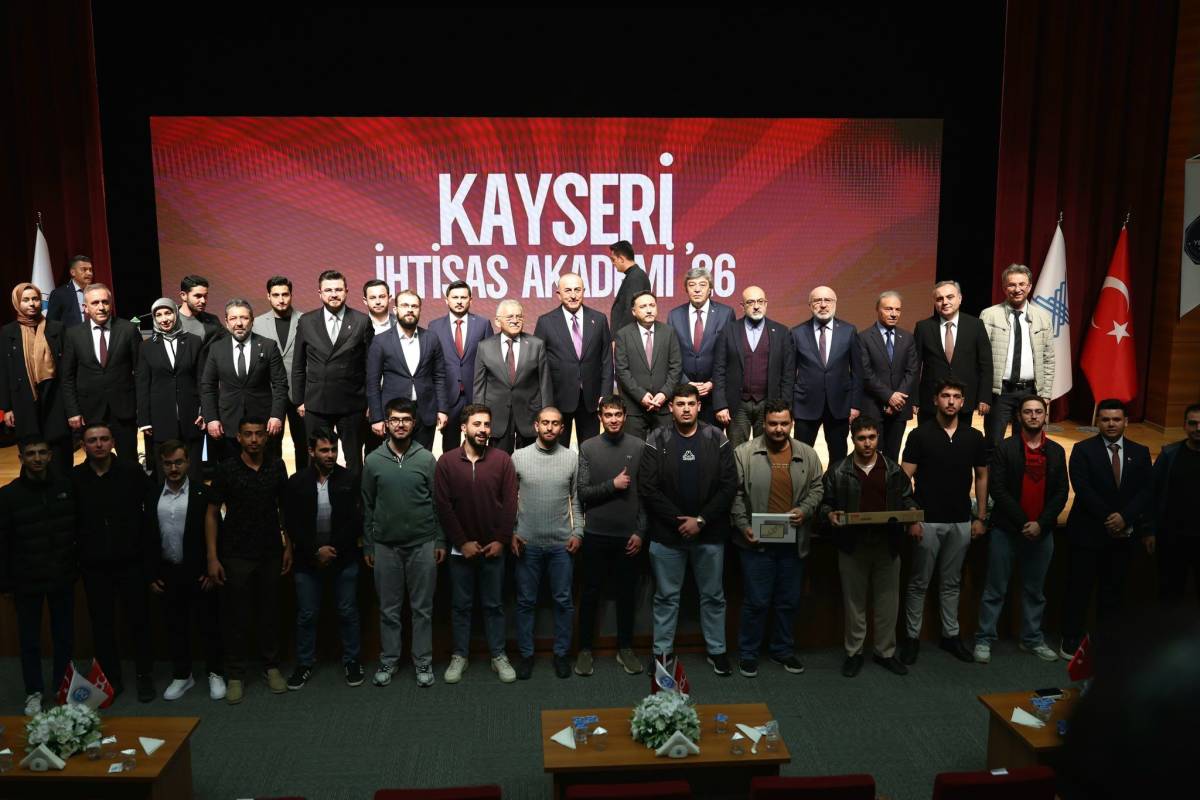 ÇAVUŞOĞLU, KAYÜ’DE KONFERANS VERDİ
