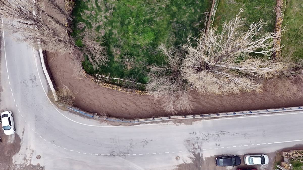 YAĞMUR, SU KANALLARINI COŞTURDU