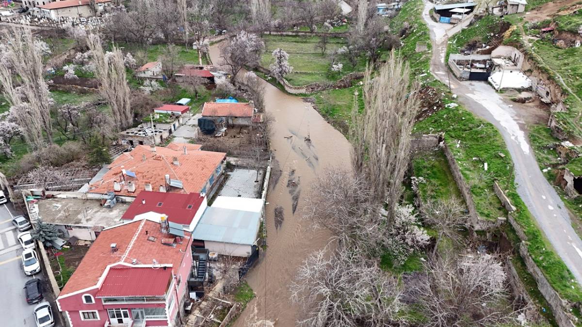 YAĞMUR, SU KANALLARINI COŞTURDU