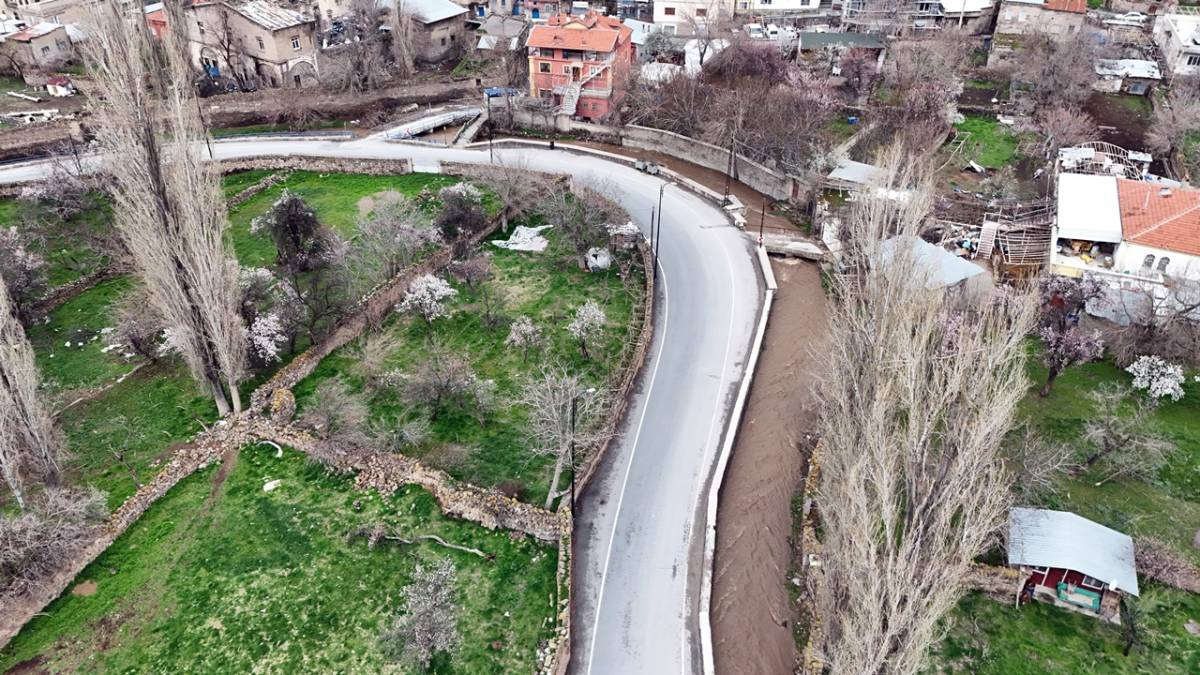 YAĞMUR, SU KANALLARINI COŞTURDU