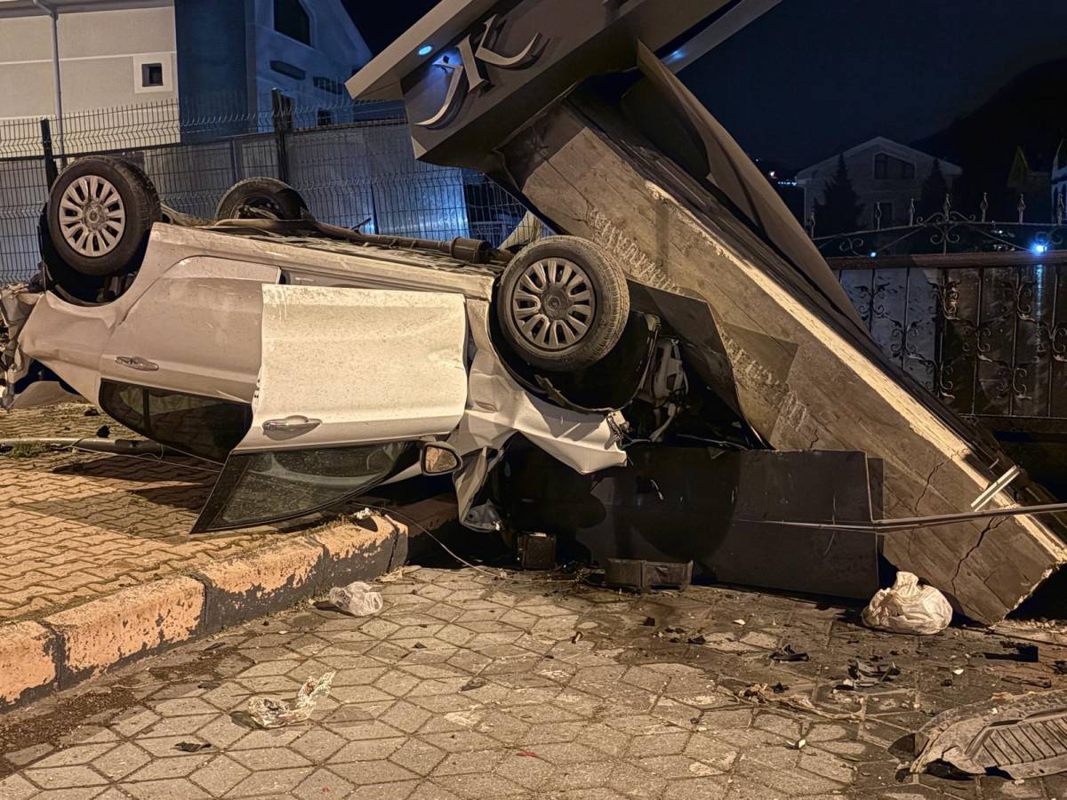 TAKLA ATAN OTOMOBİL SİTENİN GİRİŞİNİ YIKTI