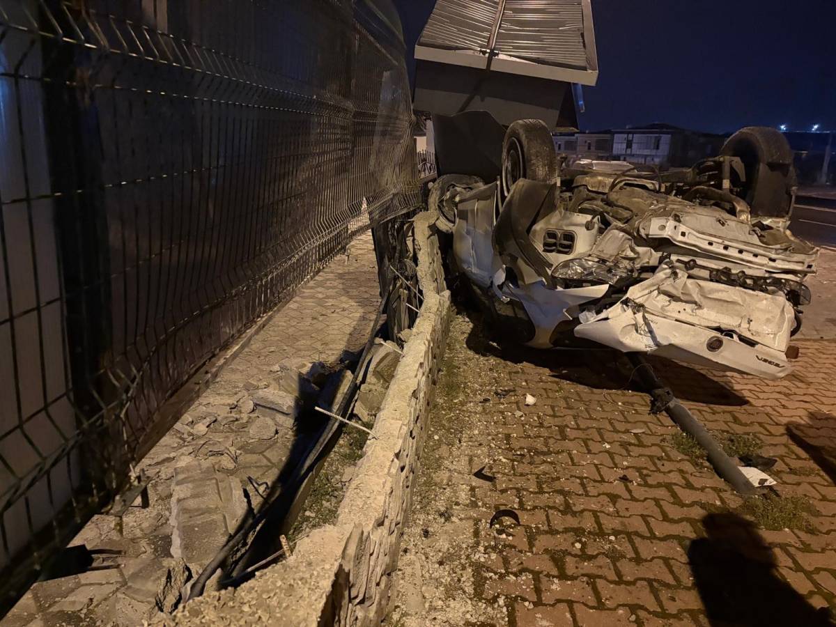 TAKLA ATAN OTOMOBİL SİTENİN GİRİŞİNİ YIKTI