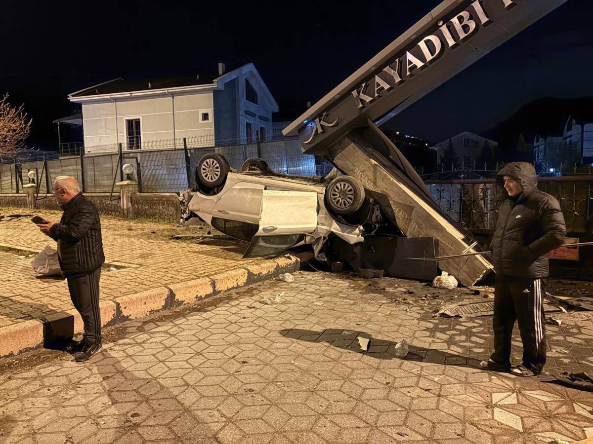 TAKLA ATAN OTOMOBİL SİTENİN GİRİŞİNİ YIKTI