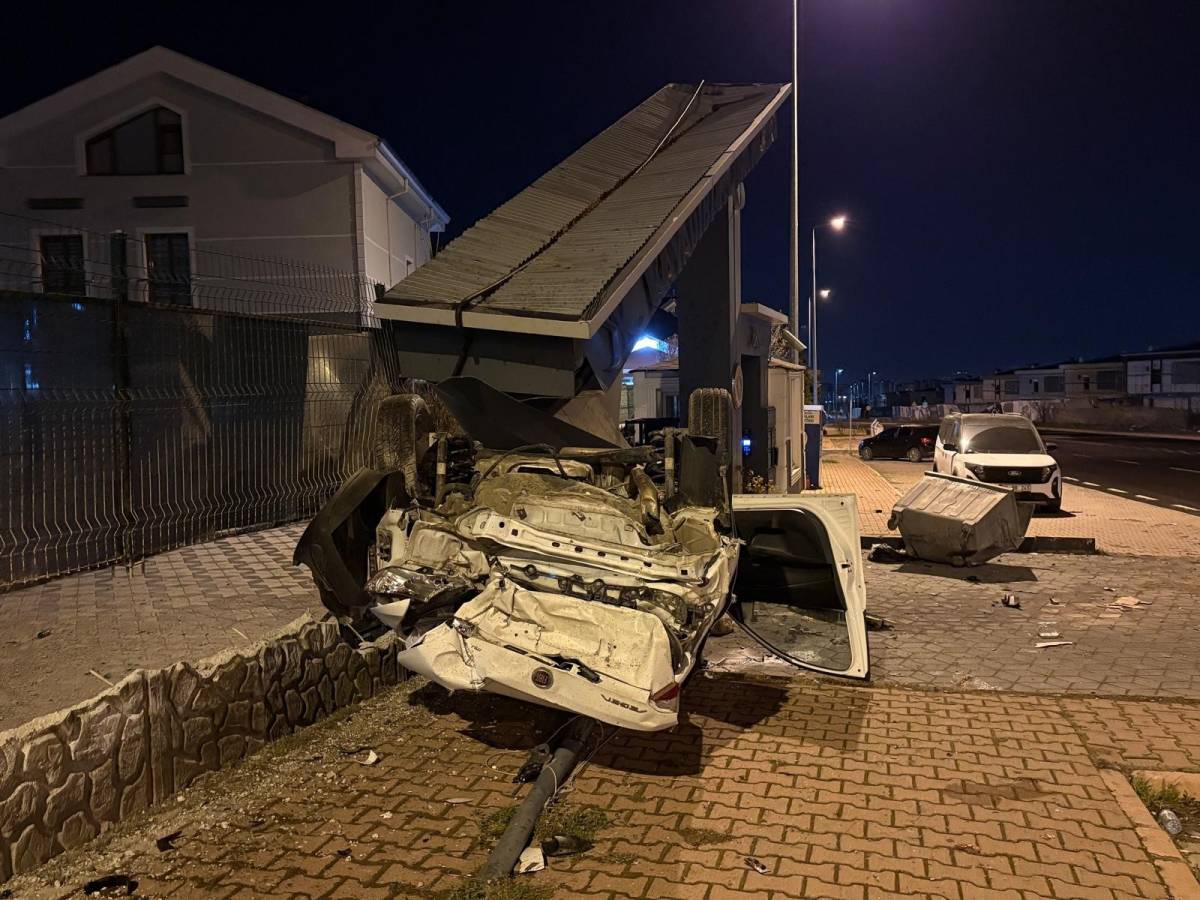 TAKLA ATAN OTOMOBİL SİTENİN GİRİŞİNİ YIKTI