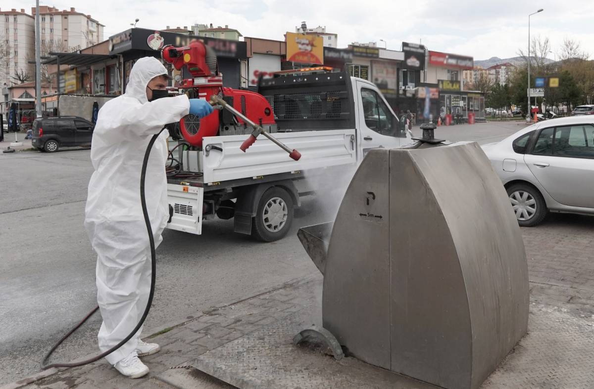 MELİKGAZİ’DE HAŞERESİZ VE SİVRİSİNEKSİZ BİR YAZ İÇİN İLAÇLAMA YAPILDI