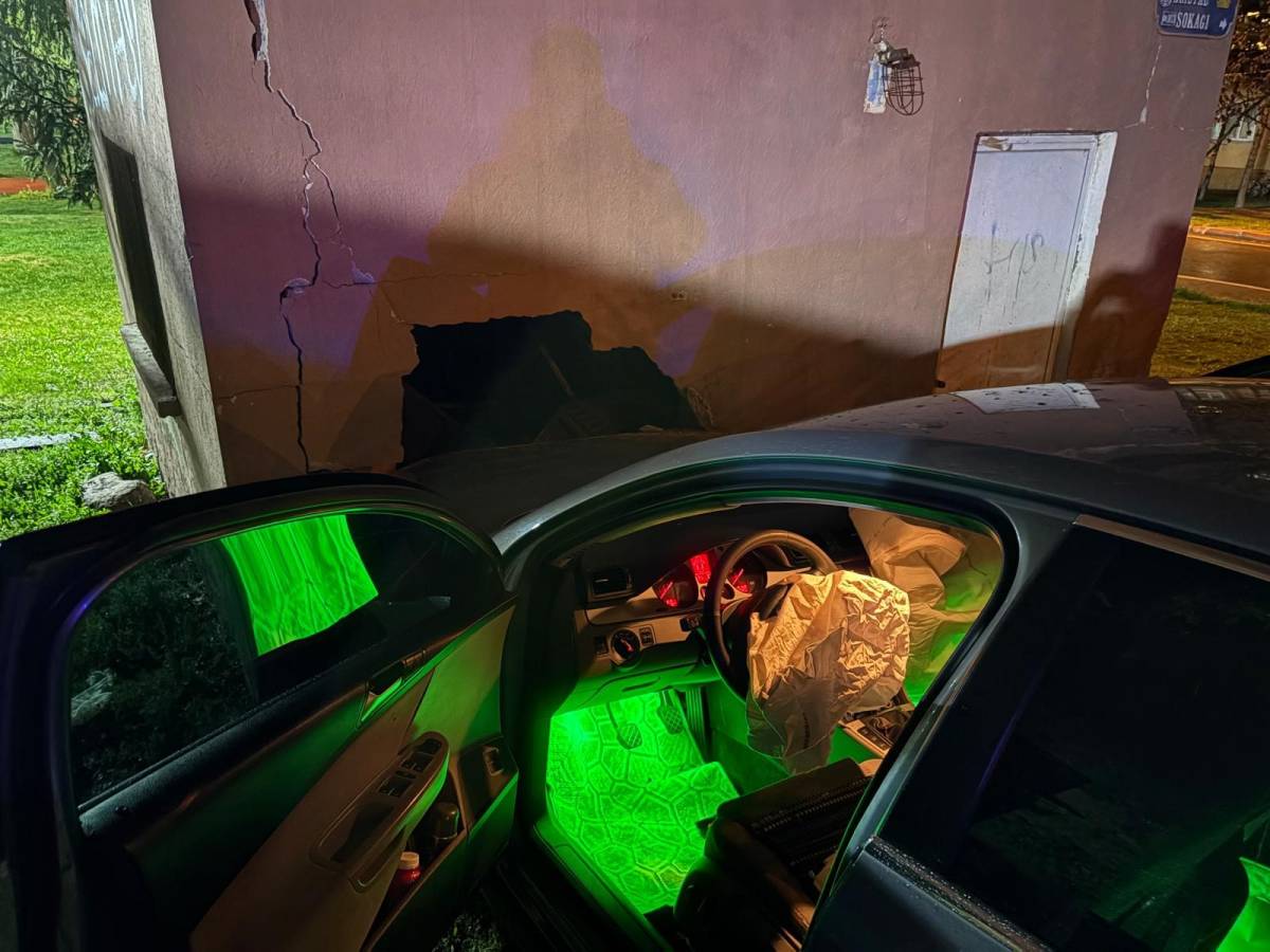 OTOMOBİL DEPO DUVARINA ÇARPTI