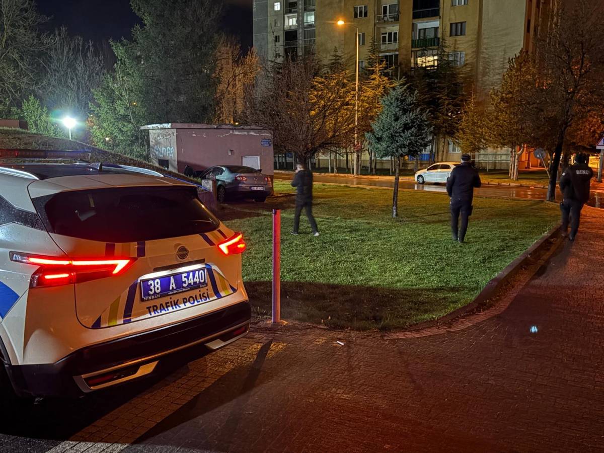 OTOMOBİL DEPO DUVARINA ÇARPTI