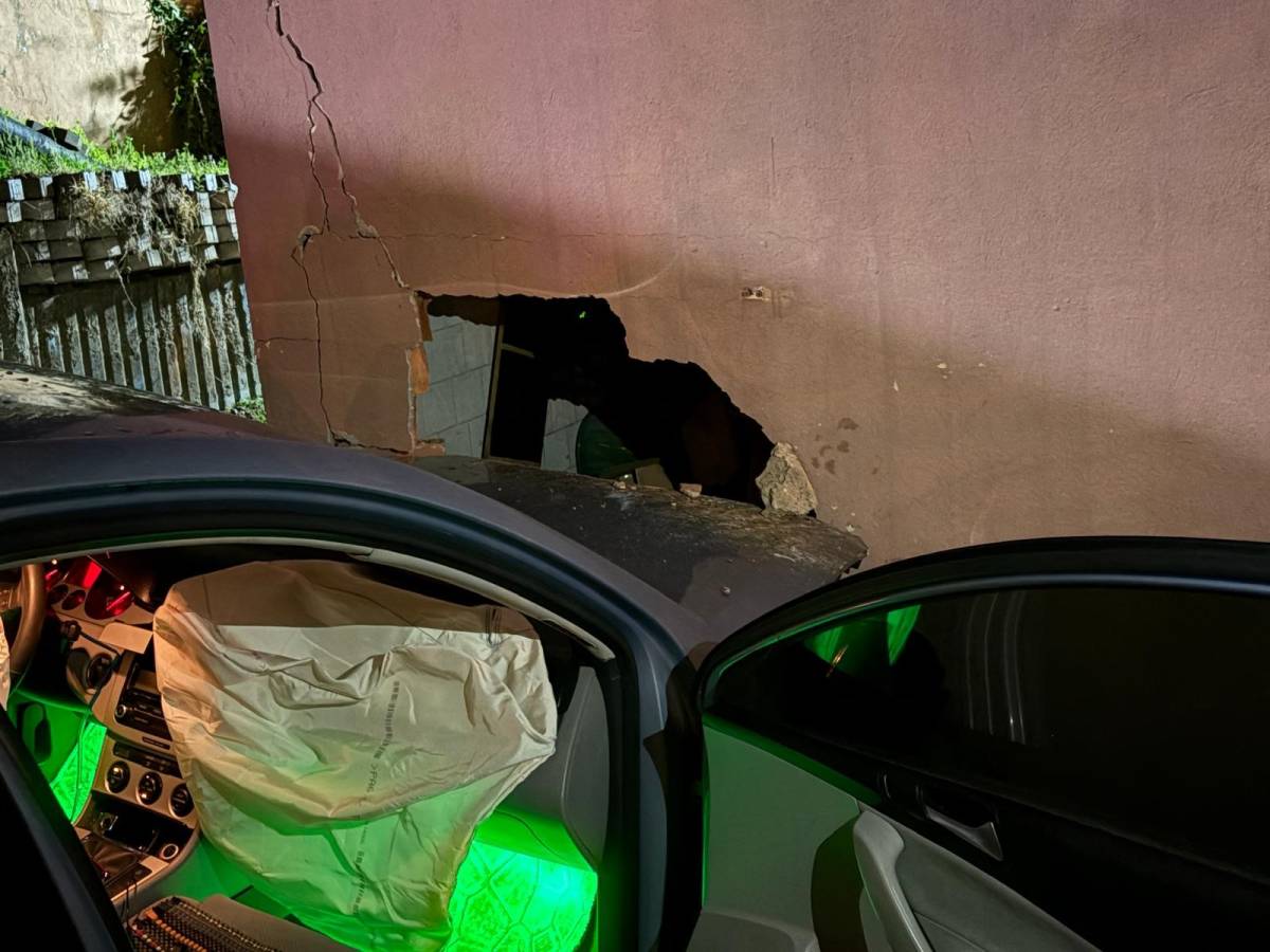 OTOMOBİL DEPO DUVARINA ÇARPTI