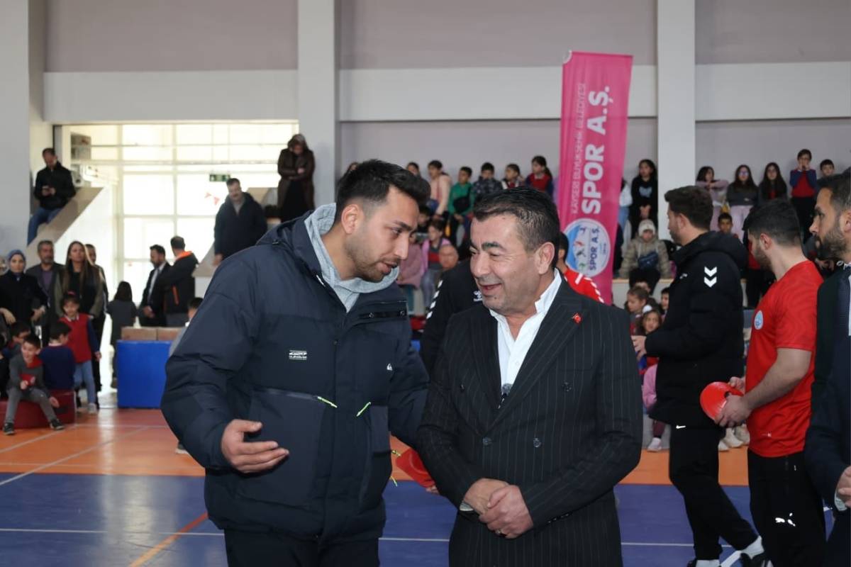 BAŞKAN METİN ÖĞRENCİLERLE SPOR ETKİNLİĞİNDE BULUŞTU