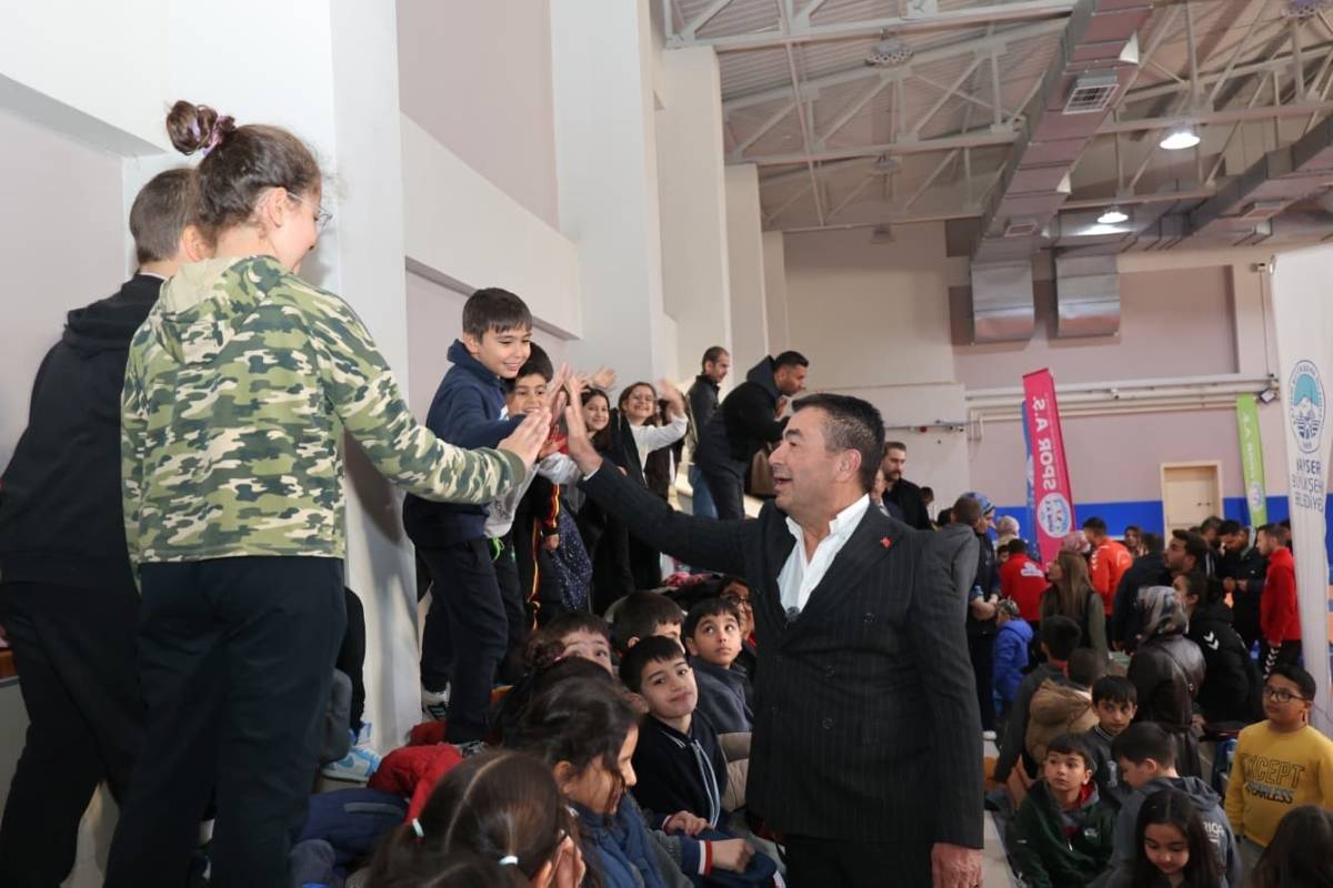 BAŞKAN METİN ÖĞRENCİLERLE SPOR ETKİNLİĞİNDE BULUŞTU