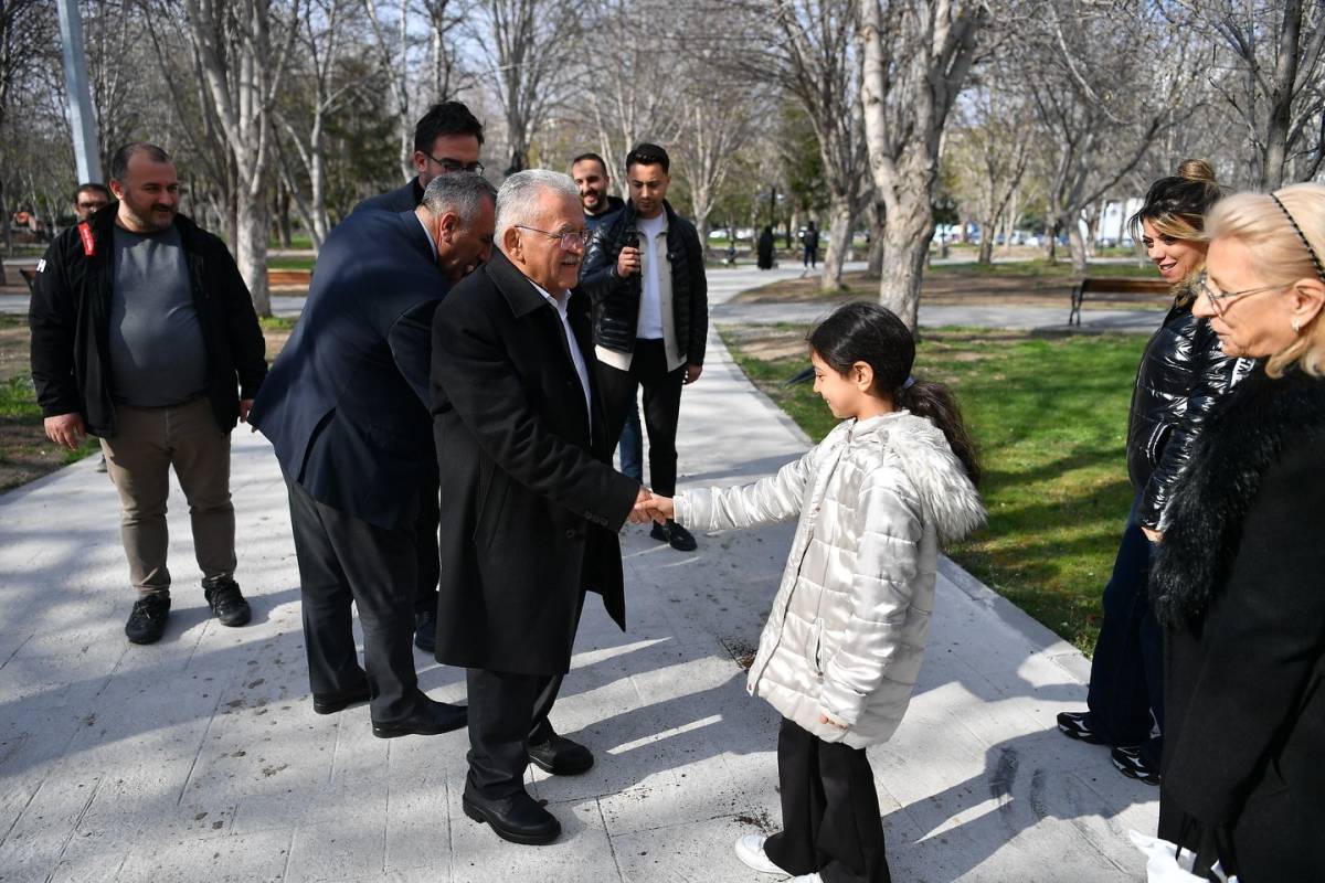 BAŞKAN BÜYÜKKILIÇ, MİMARSİNAN PARKI’NDA VATANDAŞLAR VE ÖĞRENCİLERLE BİR ARAYA GELDİ