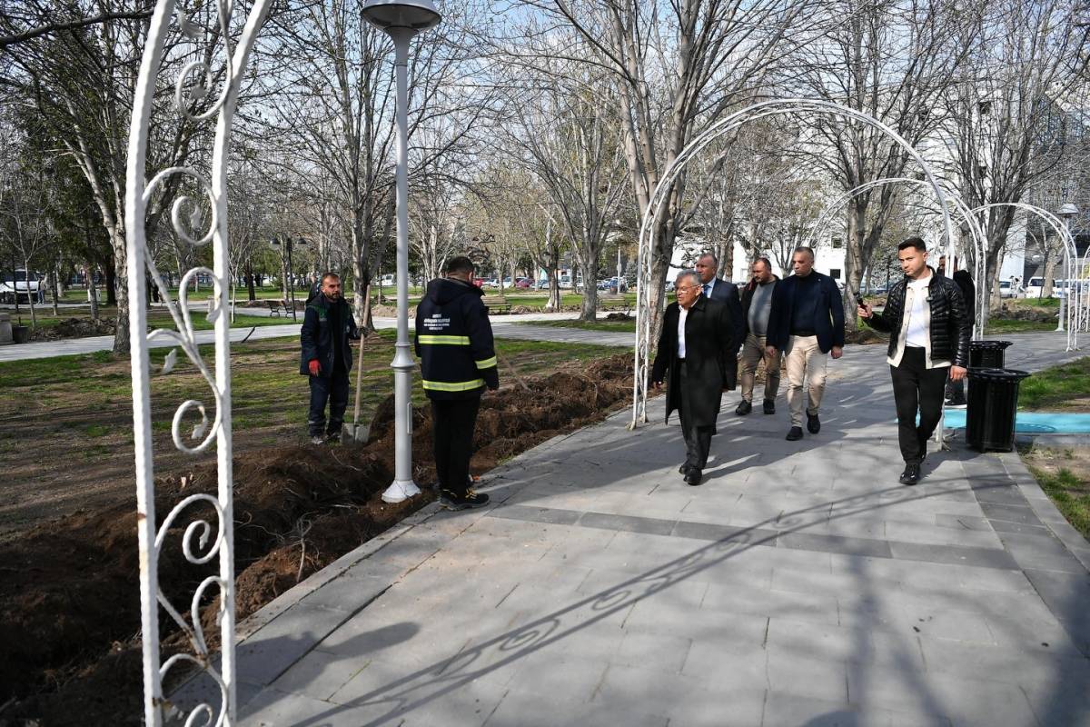 BAŞKAN BÜYÜKKILIÇ, MİMARSİNAN PARKI’NDA VATANDAŞLAR VE ÖĞRENCİLERLE BİR ARAYA GELDİ