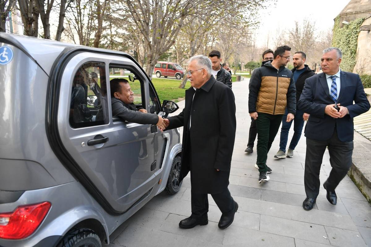 BAŞKAN BÜYÜKKILIÇ, MİMARSİNAN PARKI’NDA VATANDAŞLAR VE ÖĞRENCİLERLE BİR ARAYA GELDİ