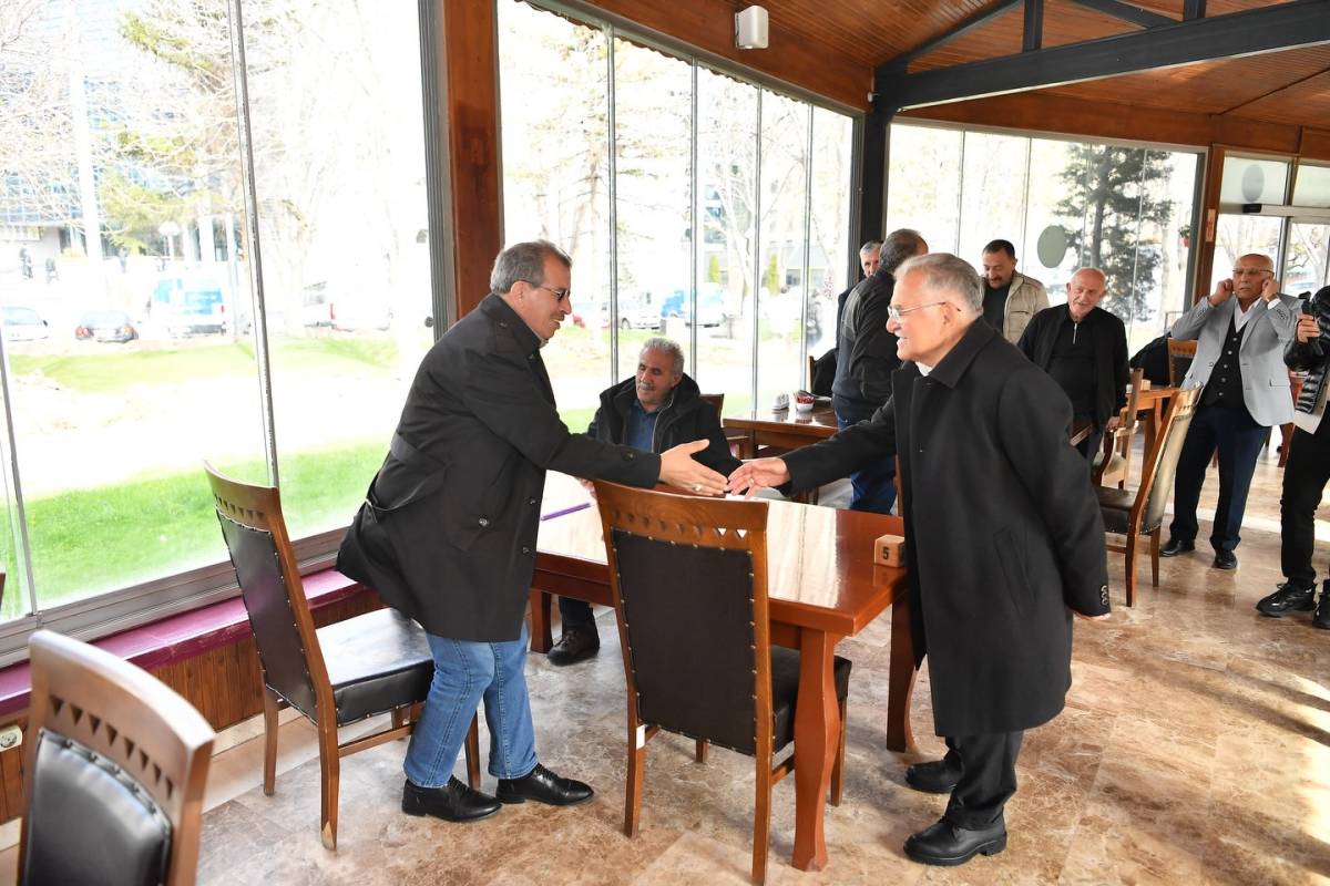 BAŞKAN BÜYÜKKILIÇ, MİMARSİNAN PARKI’NDA VATANDAŞLAR VE ÖĞRENCİLERLE BİR ARAYA GELDİ